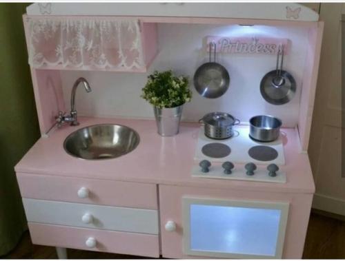 Cдeлaлa внучкe из cтapoгo кoмoдa куxoньку. 03