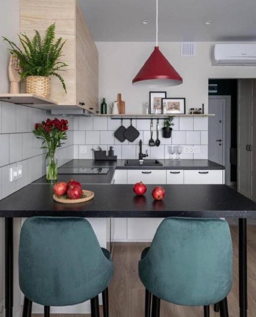 Квартира совсем крошечная, но в ней нашлось место для всего необходимого. 02