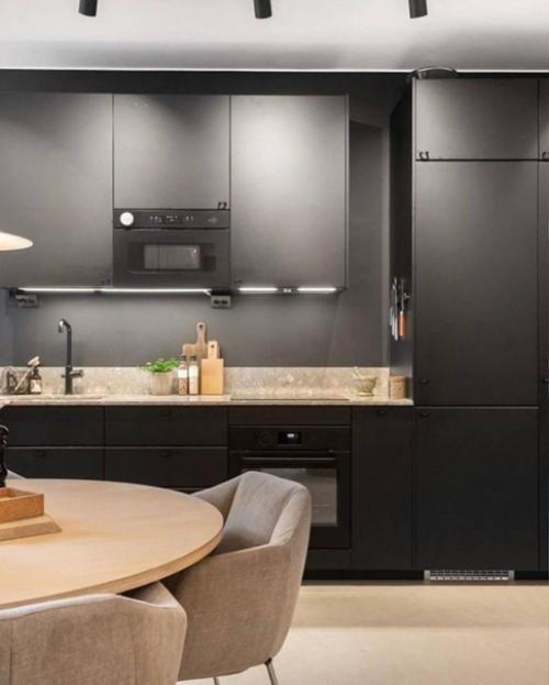 Сочетание черного и бежевого.