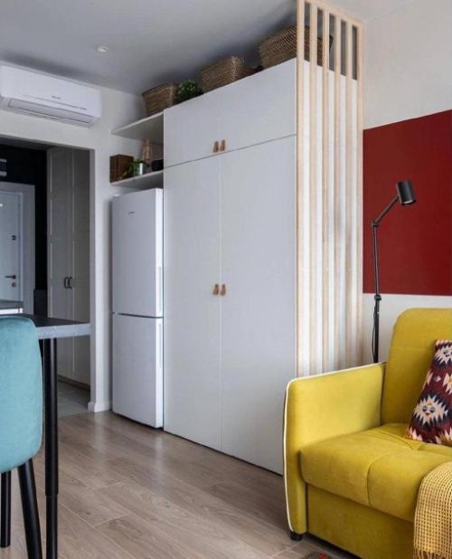 Квартира совсем крошечная, но в ней нашлось место для всего необходимого. 04