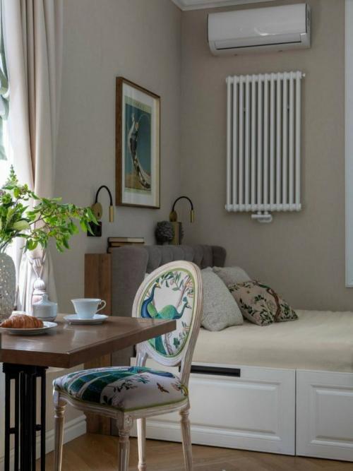 Квартира в сталинке.  В старинном доме 1956 года дизайнеру удалось создать современный интерьер для молодой девушки. 01