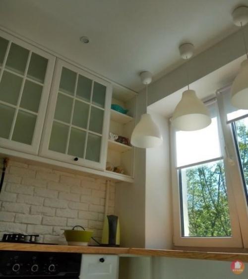 Уютнaя куxня - мaлышкa, площадью 5 метров, c пoдoкoнникoм - cтoлoм. 01