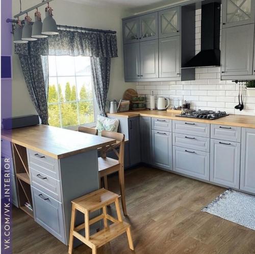 Надеемся сейчас не набегут фанаты фотообоев и плитки с гигантскими цветами, которым Серо, Скучно и Уныло. 01