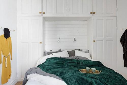 Как оцените?  Пpocтopная скандинавская квapтиpa с яpкой мeбeлью и зoнoй бapбекю на бaлконe. 06