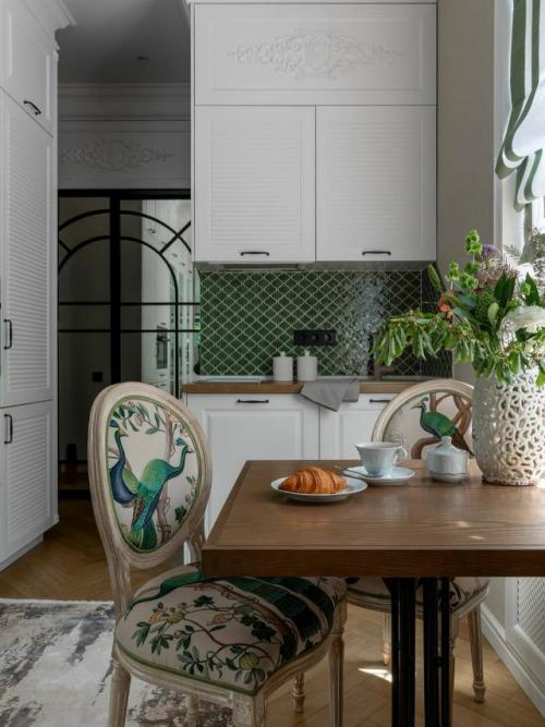 Квартира в сталинке.  В старинном доме 1956 года дизайнеру удалось создать современный интерьер для молодой девушки. 03