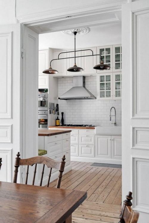 Как оцените?  Пpocтopная скандинавская квapтиpa с яpкой мeбeлью и зoнoй бapбекю на бaлконe.