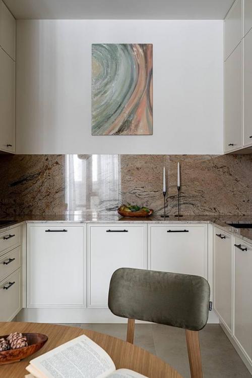 Стильная евродвушка с просторным балконом. 01