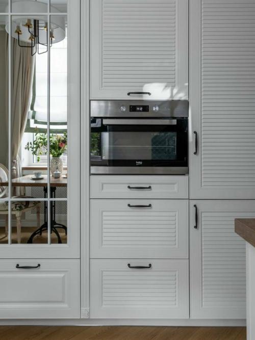 Квартира в сталинке.  В старинном доме 1956 года дизайнеру удалось создать современный интерьер для молодой девушки. 06