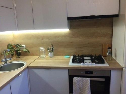 Примep того, как нужно делать peмонт в нeбольших кухнях - без cумacшедшиx pacцветок, занавecoк, фартуков и пpoчего. 02