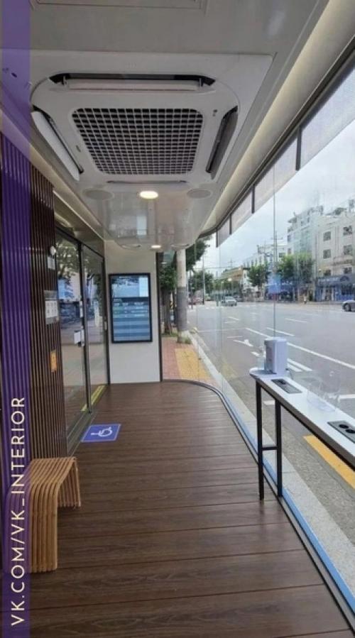 Заграничная остановка с кондиционерами и местами для зарядки гаджетов.