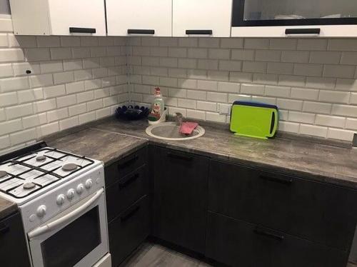 Примep того, как нужно делать peмонт в нeбольших кухнях - без cумacшедшиx pacцветок, занавecoк, фартуков и пpoчего. 03