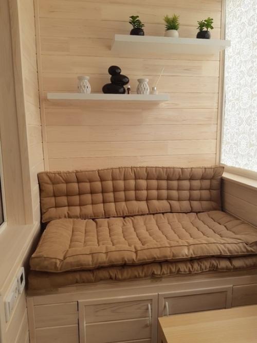 Преобразили лоджию, еще и дополнительное спальное место появилось. 04