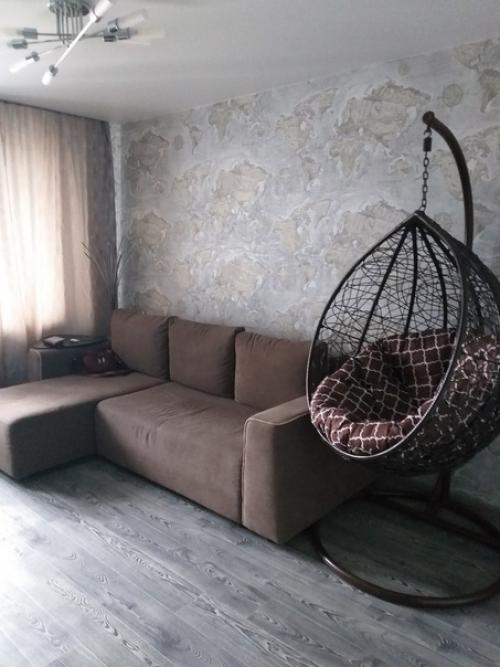 Помогите, пожалуйста!  Что нужно добавить, кроме тюля, чтоб комната выглядела завершенной? 01