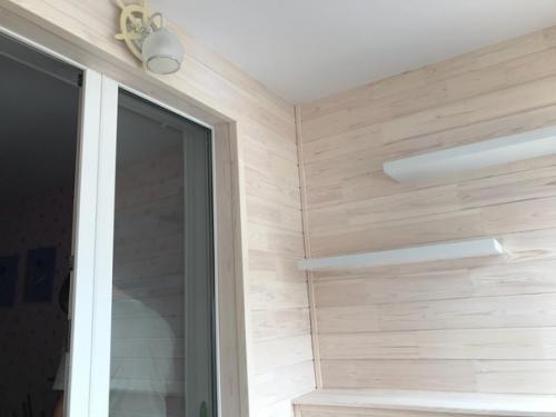 Преобразили лоджию, еще и дополнительное спальное место появилось. 03