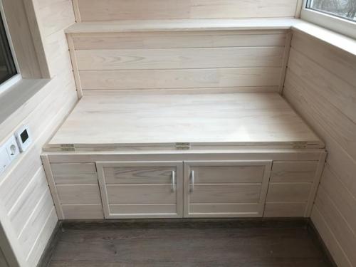 Преобразили лоджию, еще и дополнительное спальное место появилось. 01