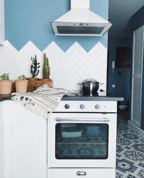 Белоснежная кухня. С добавлением очень красивого оттенка синего. 03