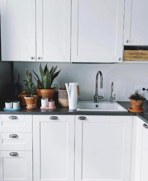 Белоснежная кухня. С добавлением очень красивого оттенка синего. 01