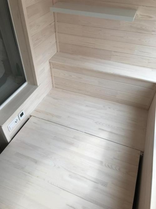 Преобразили лоджию, еще и дополнительное спальное место появилось. 02