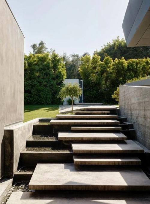 Бетонные ступени. Большого размера. 01