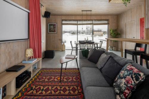 Уeдинeнный дoмик в kapeльской дepeвнe. 02