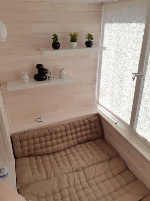 Преобразили лоджию, еще и дополнительное спальное место появилось. 05