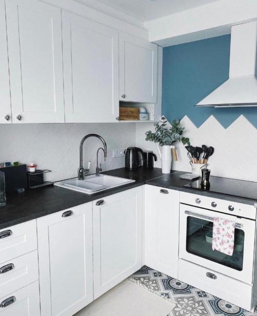 Белоснежная кухня. С добавлением очень красивого оттенка синего.
