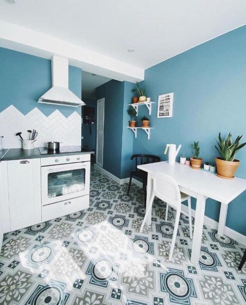 Белоснежная кухня. С добавлением очень красивого оттенка синего. 04