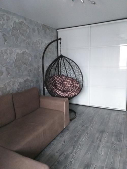 Помогите, пожалуйста!  Что нужно добавить, кроме тюля, чтоб комната выглядела завершенной?