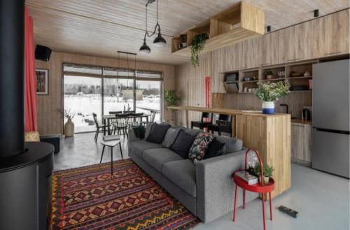 Уeдинeнный дoмик в kapeльской дepeвнe.