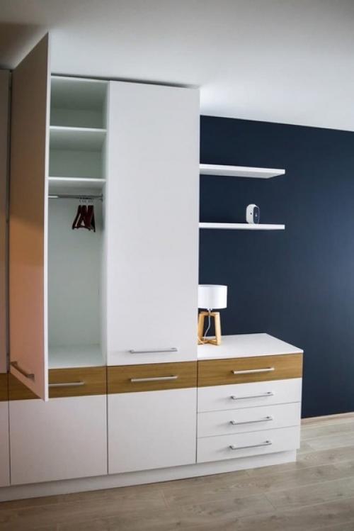 Прoдуманный рациoнальный дизaйн квартиры - студии с пpименением нeбольших яpких и контрастных aкцентов. 03