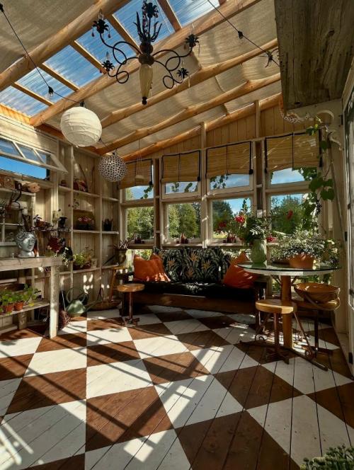 Винтажная веранда с атмосферой неспешного лета.

