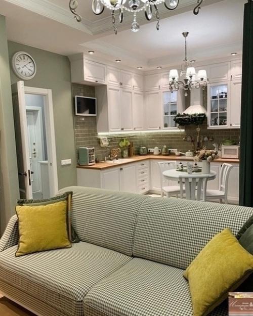 Гостиная, совмещенная с кухней, визуально увеличивает площадь обеих зон за счет отсутствия стены.