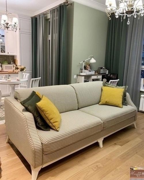 Гостиная, совмещенная с кухней, визуально увеличивает площадь обеих зон за счет отсутствия стены. 03