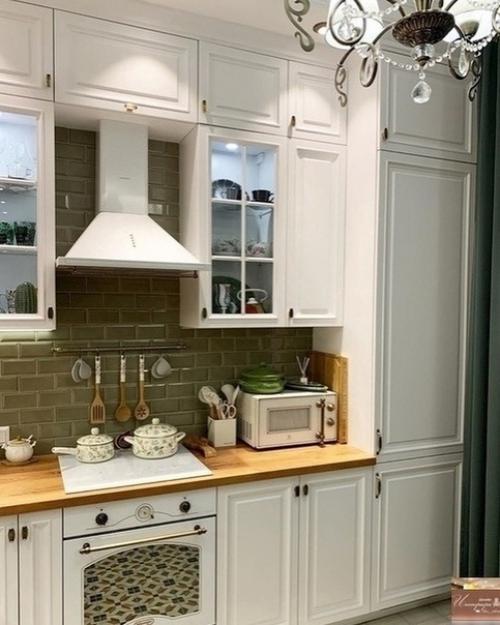 Гостиная, совмещенная с кухней, визуально увеличивает площадь обеих зон за счет отсутствия стены. 02