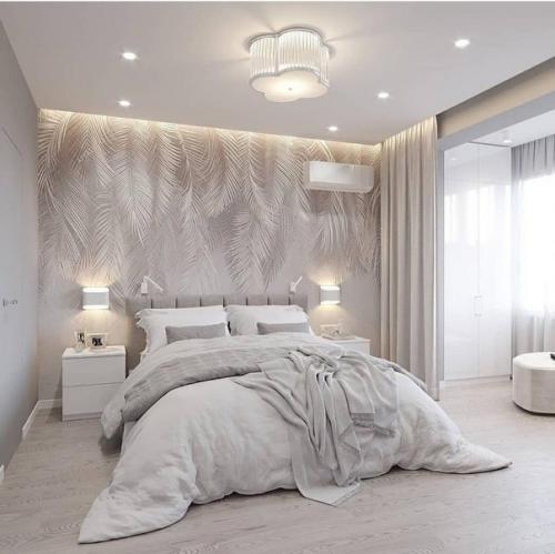 Просторная, воздушная спальня, которую совместили с балконом.