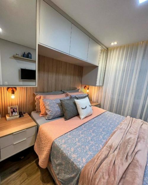 Компактная спальня с умной системой хранения. 01