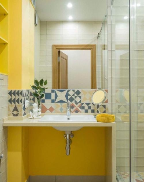 Светлый интерьер с яркими акцентами. 02