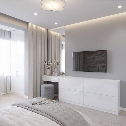 Просторная, воздушная спальня, которую совместили с балконом. 01