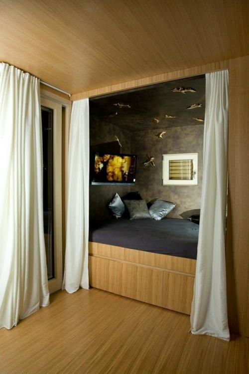 Зонирование кровати с помощью штор.

