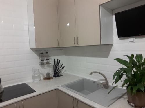 Добрый день, уважаемые, нужен ваш совет по поводу оформления окна в кухне. 01