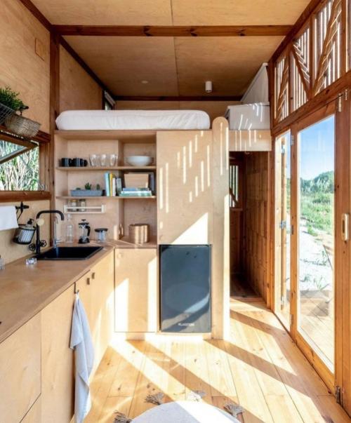 Миниатюрный домик. В котором удалось разместить.