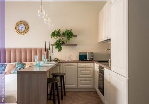 Очень классная идея с прозрачным фартуком, который одновременно окно в ванну. 05