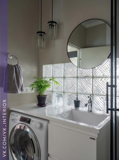 Очень классная идея с прозрачным фартуком, который одновременно окно в ванну. 06