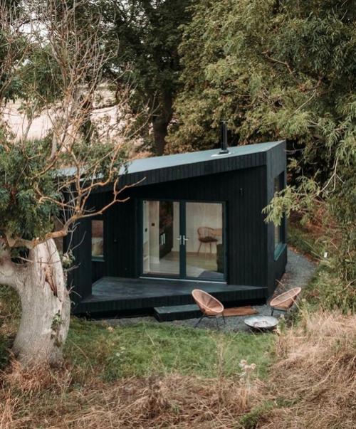 Маленький, компактный домик.