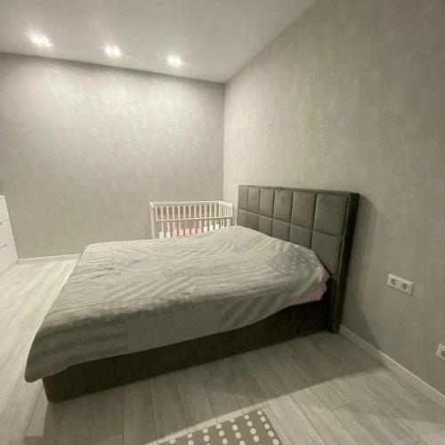 Такой монохромный интерьер можно за основу взять. 06