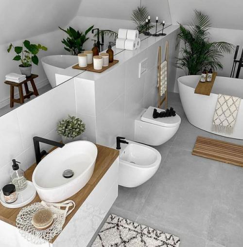 Интерьер загородного. Оформленный в белый цвет.