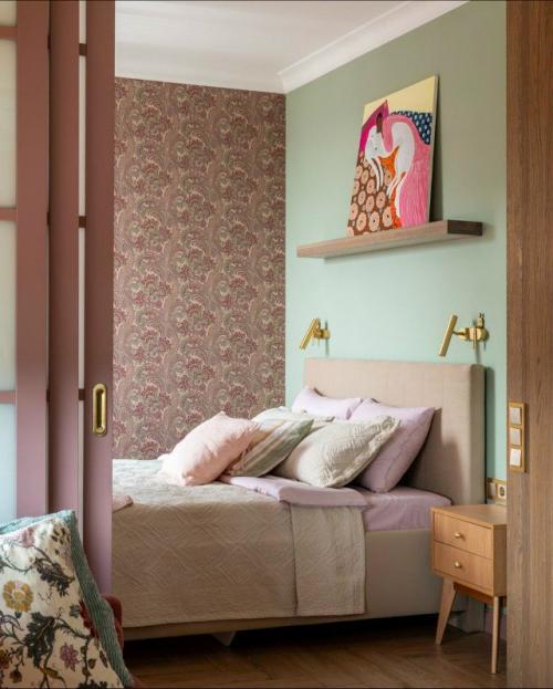 Квартира, где брусничный холодильник стал главной звездой. 02