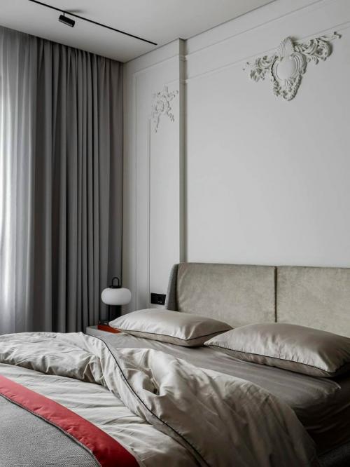 Лепнина, путешествия и красные акценты: квартира в Минске. 05