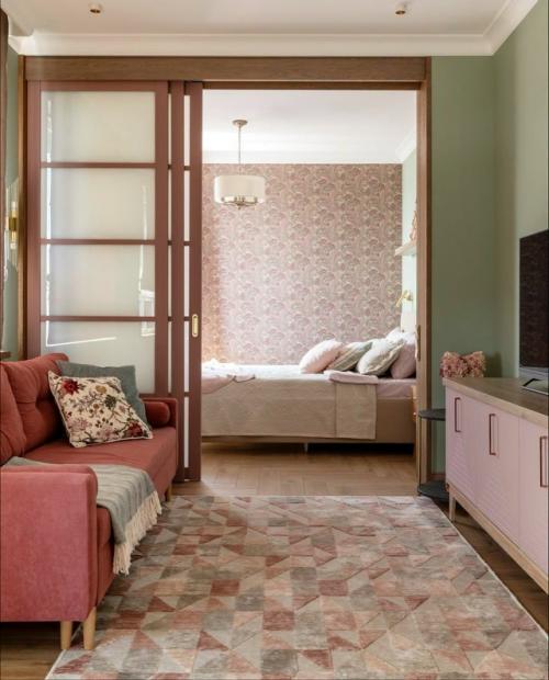 Квартира, где брусничный холодильник стал главной звездой. 01