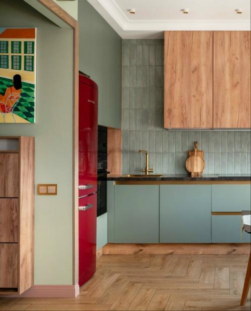 Квартира, где брусничный холодильник стал главной звездой. 09